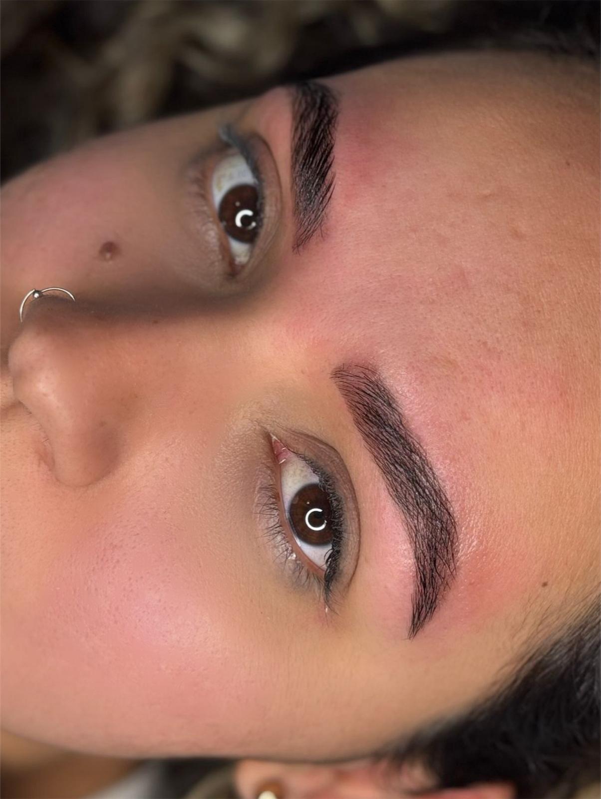 Designer de sobrancelha